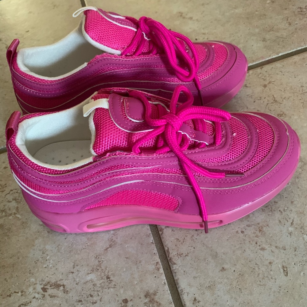 Cute pink tennis shoes💗